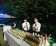 魔貼世家首次新品發(fā)布會邀請【佛山展翅調(diào)酒咖啡西點培訓學校】調(diào)酒師作為花式調(diào)酒演出嘉賓